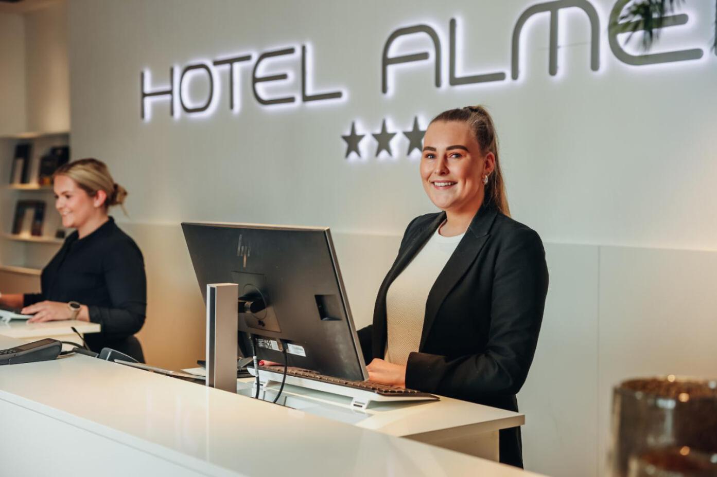 Van Der Valk Hotel Almere Bagian luar foto